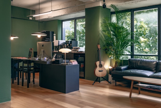 통기타 창문 쇼파 테이블