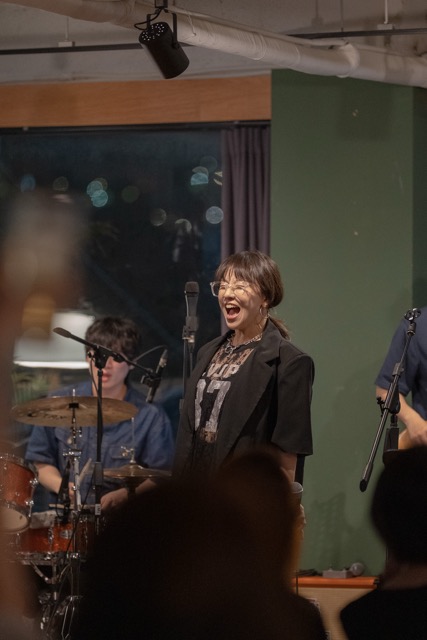 여성-웃음-마이크-공연-드럼