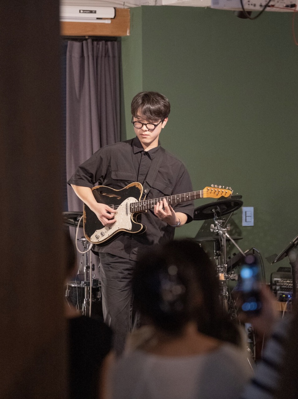 seoul jazz bar- asomeground-guitar playing