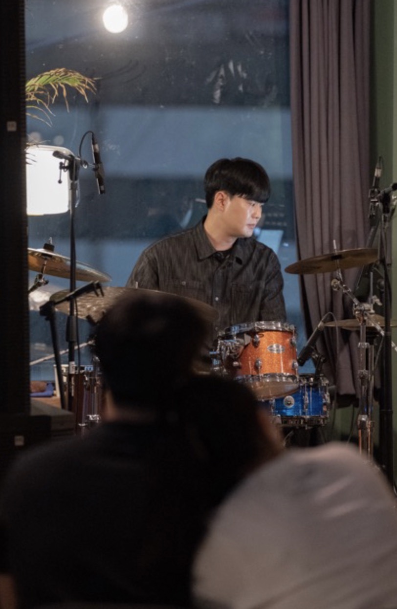 seoul jazz bar- asomeground-drum playing