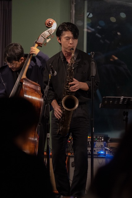 색소폰 콘트라베이스 연주자