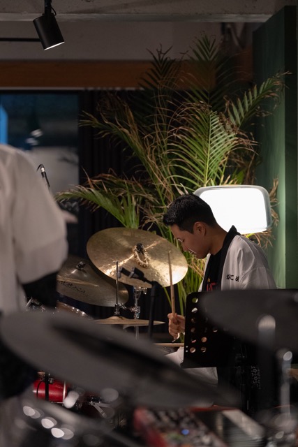 드럼 연주자 심벌 스탠드