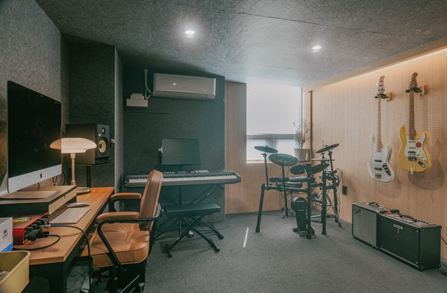 드럼 창문 피아노 의자 앰프 기타