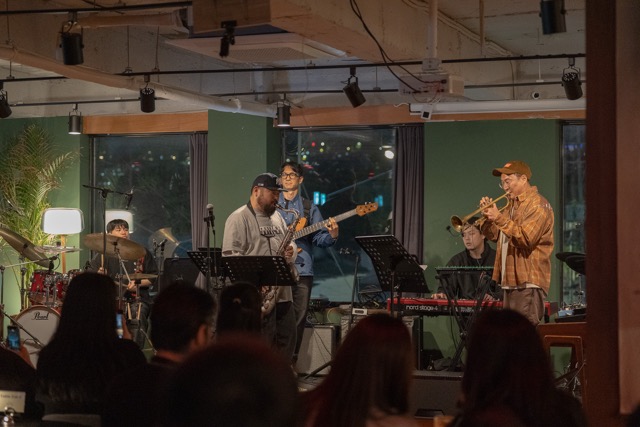 무대 베이스 트럼펫 색소폰 드럼