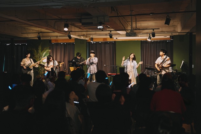 무대-조명-사람들