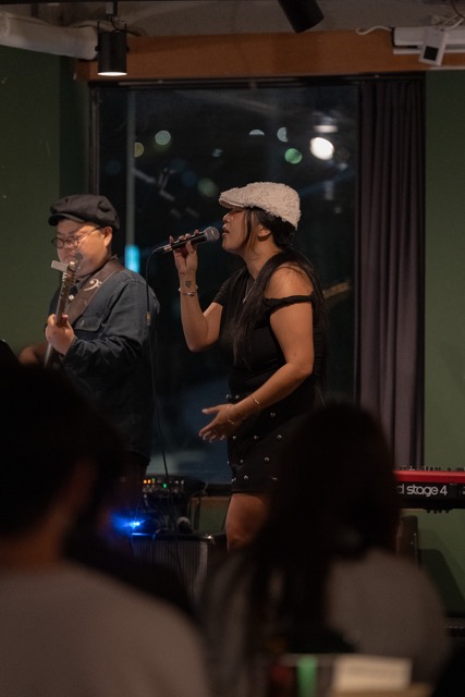 보컬 마이크 베이스 연주자