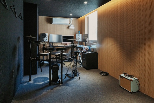 전자드럼-연습실-창문-모니터