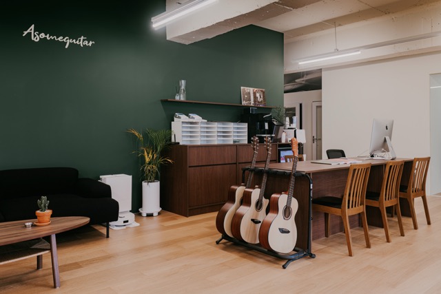 통기타 어썸기타 의자 모니터 책상