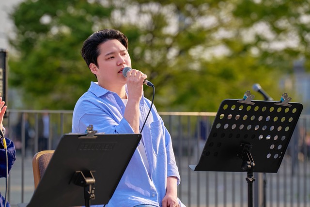 남성-마이크-보면대