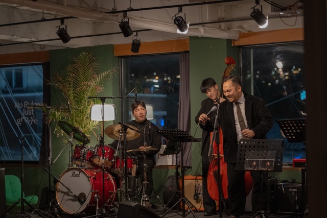 드럼 콘트라베이스 무대 연주자