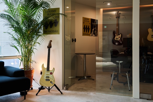 일렉기타 식물 의자 테이블