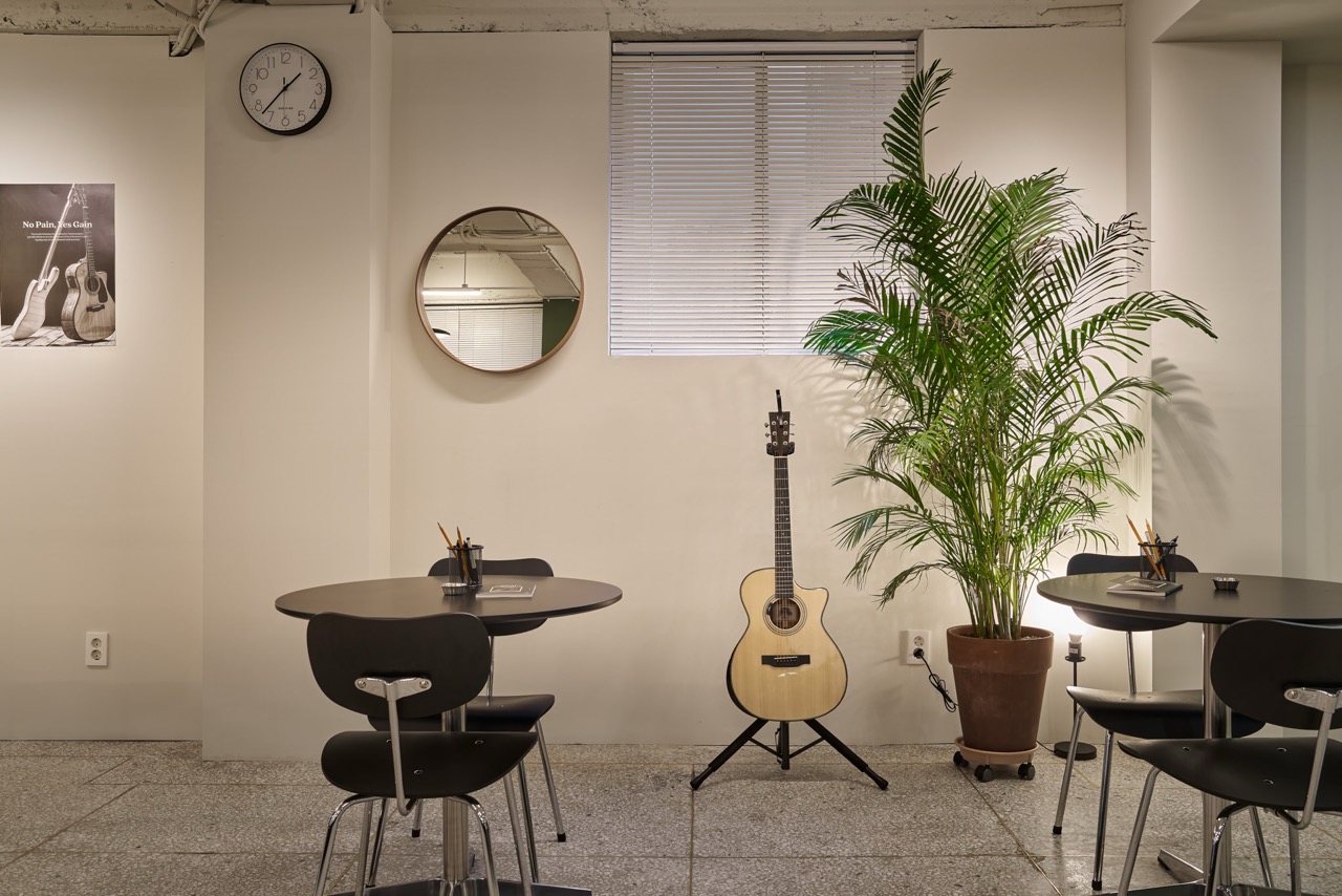 통기타 식물 거울 시계