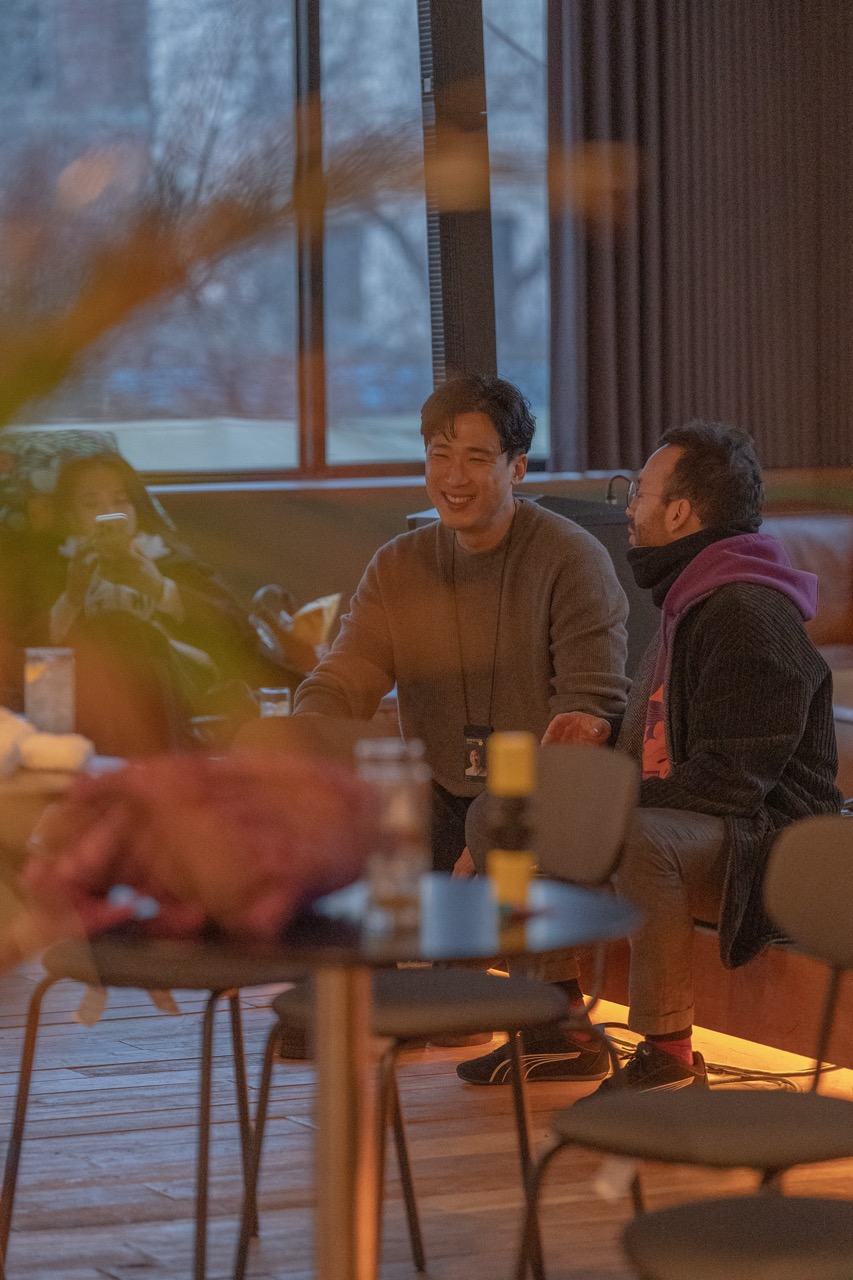 사람 웃는모습 의자