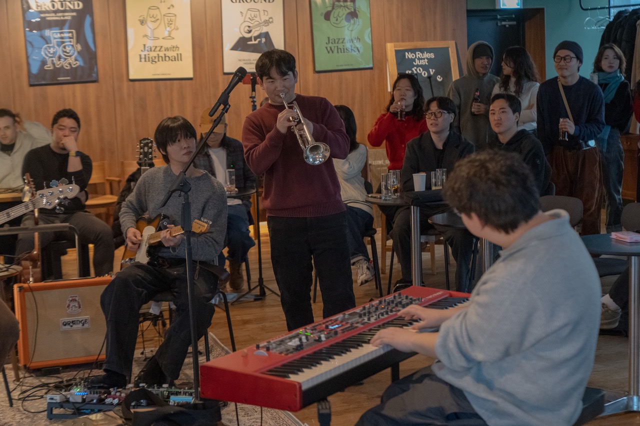 사람들 피아노 기타 트럼펫 악기 의자